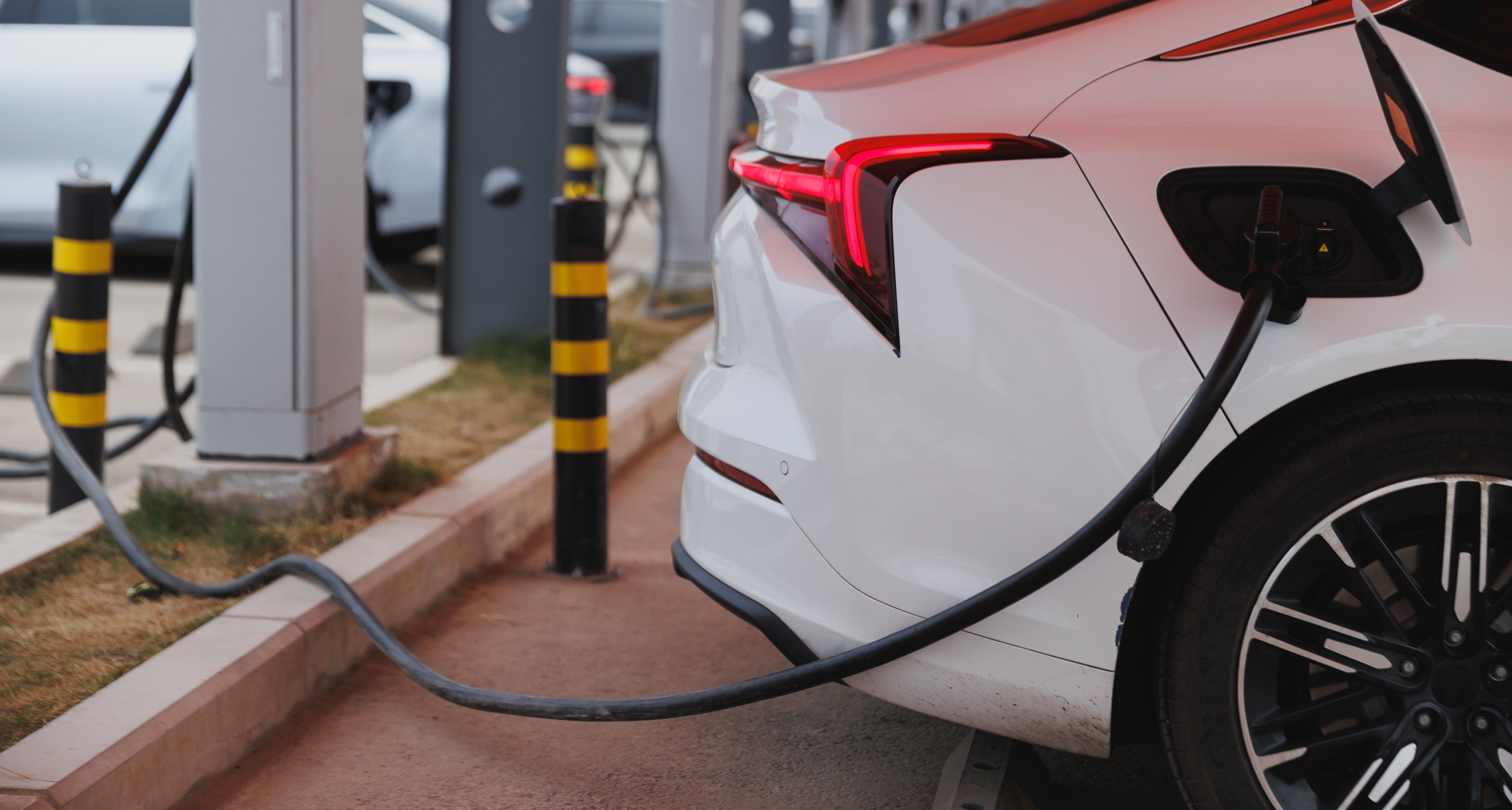 Padł rekord sprzedaży elektryków. Dlaczego w Polsce spada?